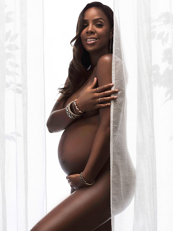 Kelly Rowland posing nude during pregnancy