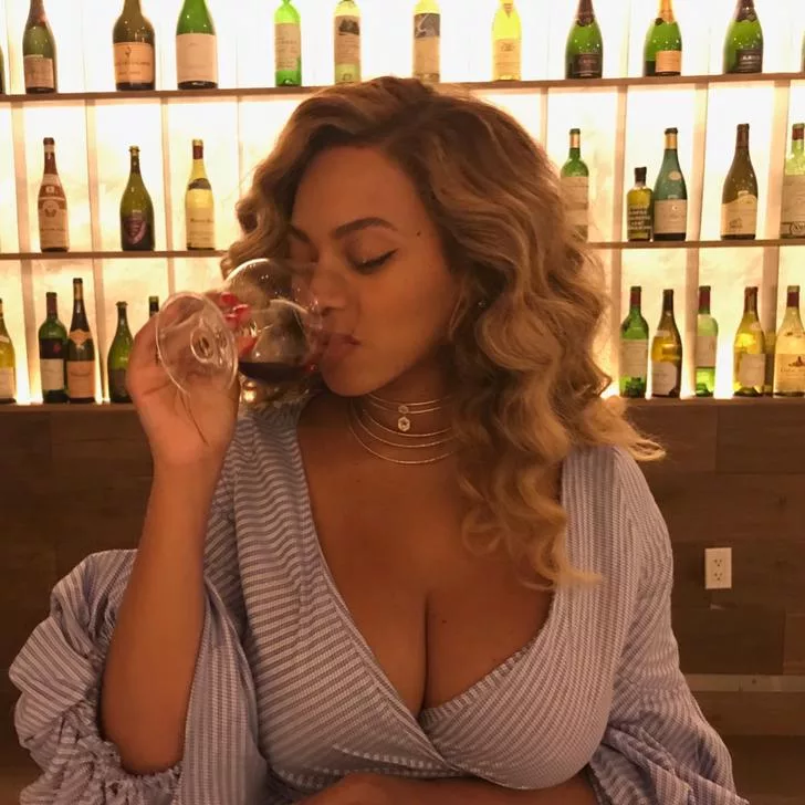 Beyonce Knowles boob selfie