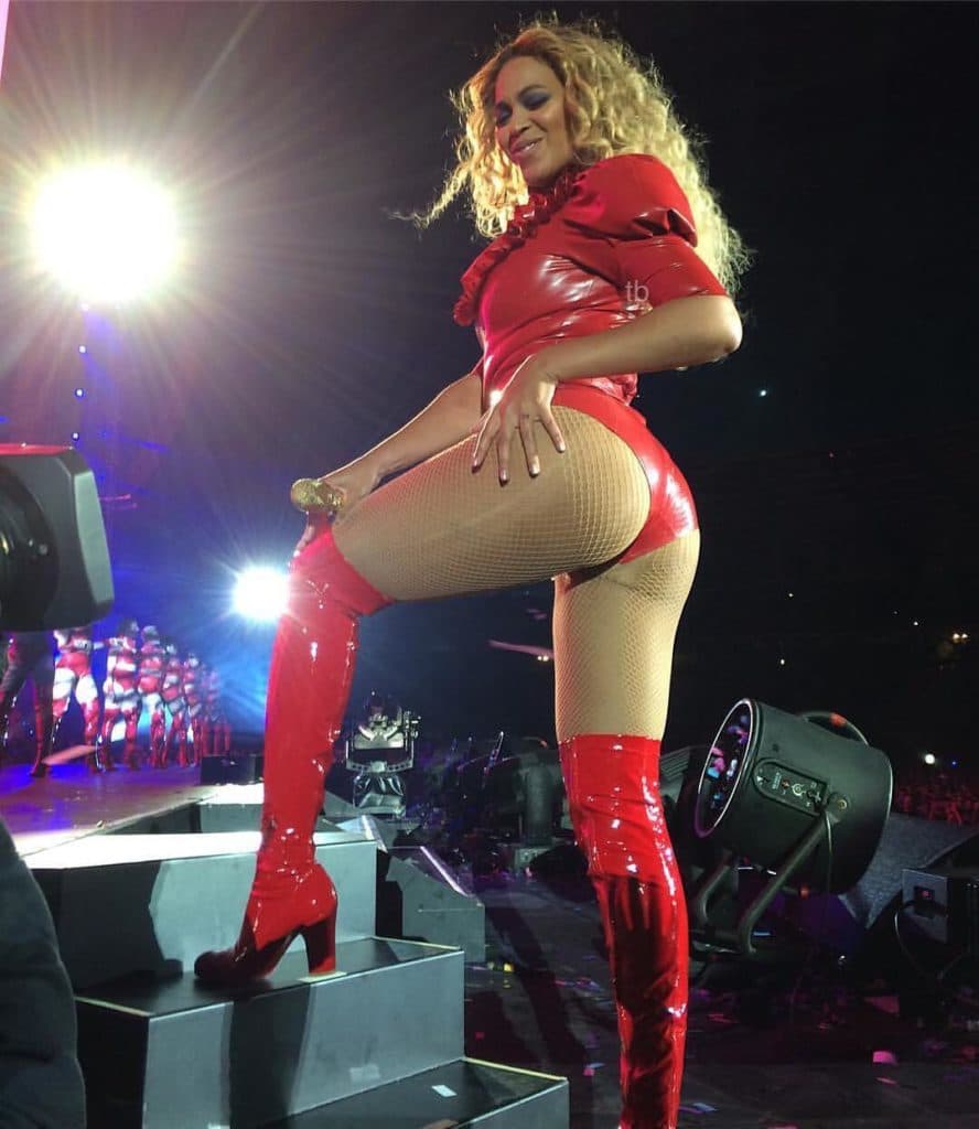 Beyonce in concert showing off her booty
